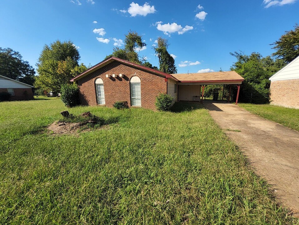 1722 Northfield Dr in Southaven, MS - Building Photo