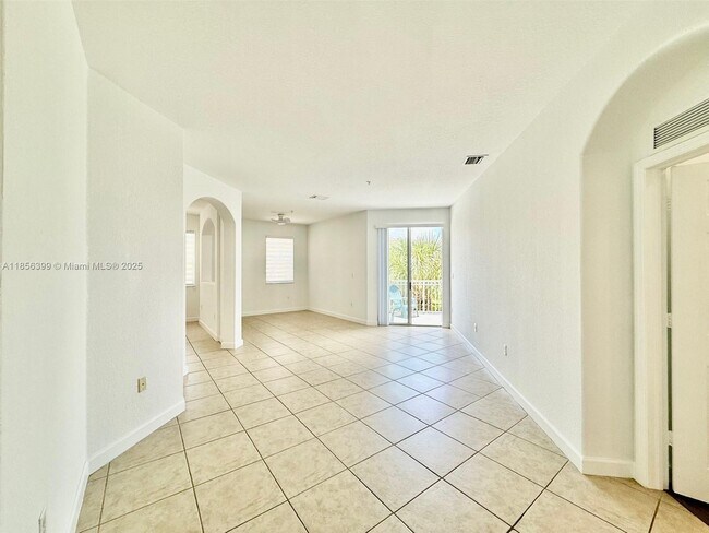 10022 NW 7th St in Miami, FL - Building Photo - Building Photo