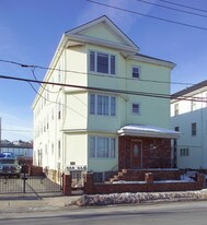 611 Rodman St in Fall River, MA - Building Photo