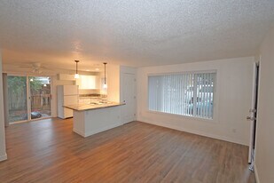 1647 Salishan St SE in Salem, OR - Building Photo