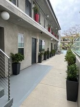 1418 N Poinsettia Pl in Los Angeles, CA - Foto de edificio - Building Photo