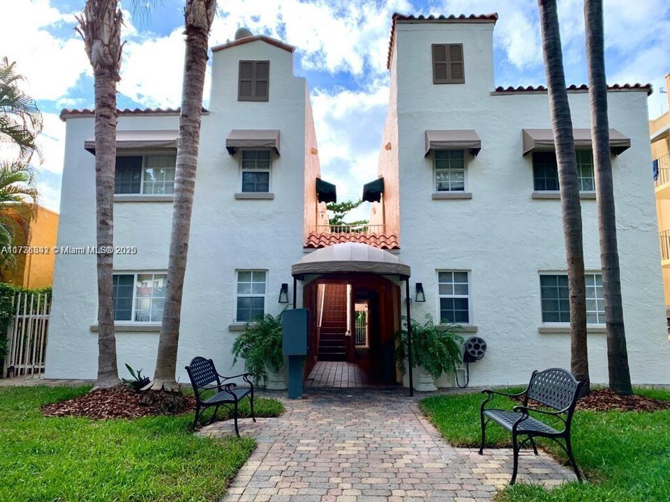 1218 Salzedo St, Unit 6 in Coral Gables, FL - Foto de edificio