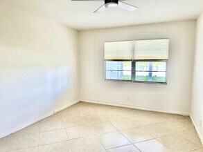 1056 Exeter in Boca Raton, FL - Foto de edificio - Building Photo