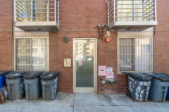 164 Scholes St in Brooklyn, NY - Building Photo - Building Photo