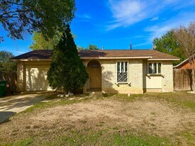 2143 Henrietta St in San Antonio, TX - Building Photo