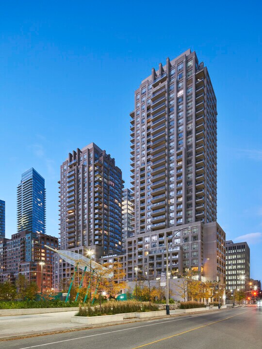 The Bay Club in Toronto, ON - Building Photo