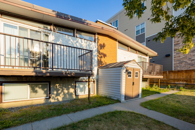 719D 5 St NE in Calgary, AB - Building Photo - Building Photo