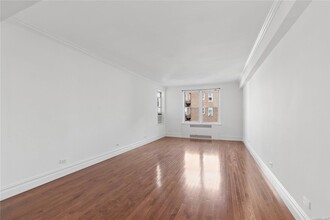 7312 35th Ave, Unit B44 in Queens, NY - Building Photo - Building Photo