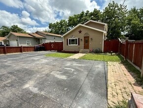 24633 W Passavant Ave in Round Lake Beach, IL - Foto de edificio - Building Photo