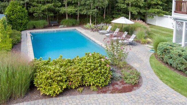 37 Arbutus Rd in Southampton, NY - Building Photo - Building Photo