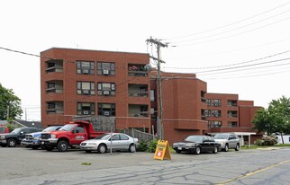 Crystal View Apt in Wakefield, MA - Building Photo