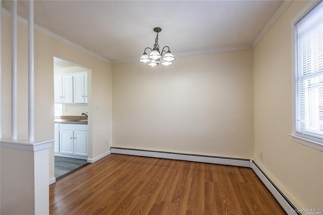2420 Bennett Ave in North Bellmore, NY - Foto de edificio - Building Photo
