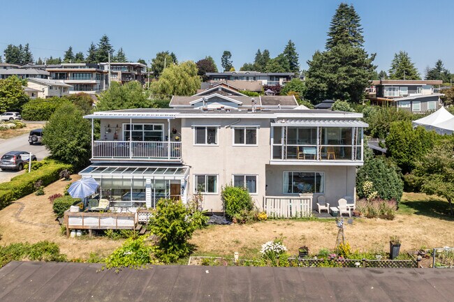 1040 Parker St in White Rock, BC - Building Photo - Building Photo
