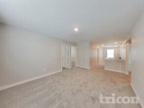 1303 Eton Wy in Avon, IN - Foto de edificio - Building Photo