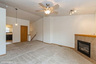 140 Jefferson Ln in North Liberty, IA - Building Photo - Building Photo