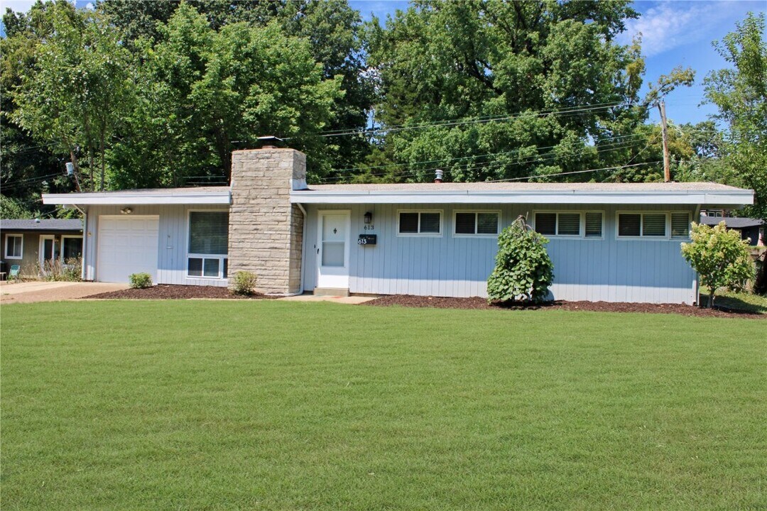 613 Fieldcrest Dr in St. Louis, MO - Building Photo