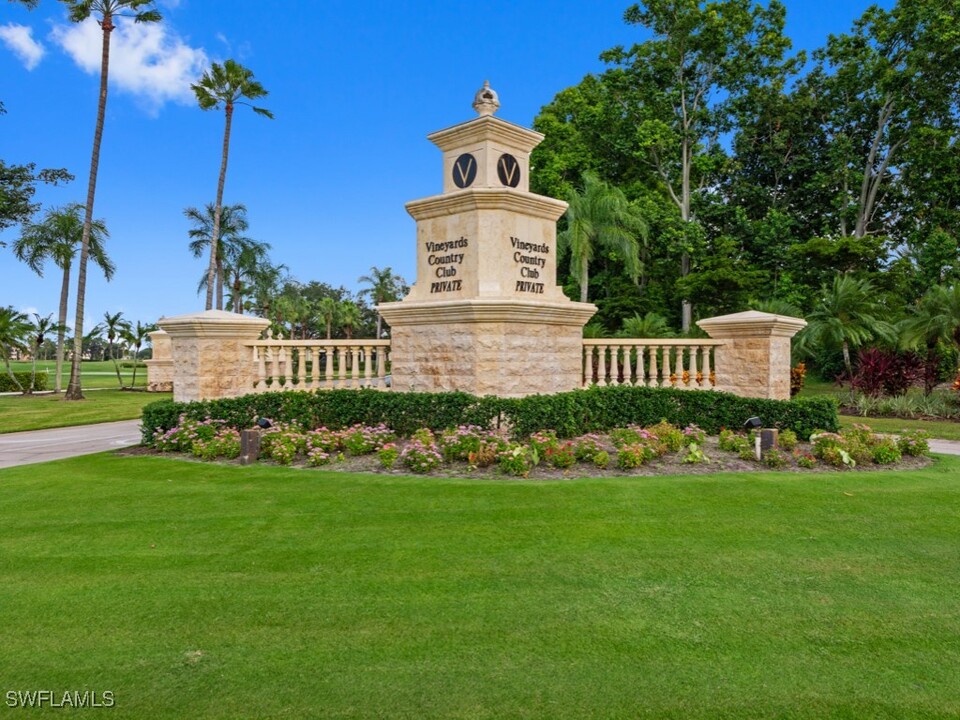 97 Silver Oaks Cir in Naples, FL - Foto de edificio