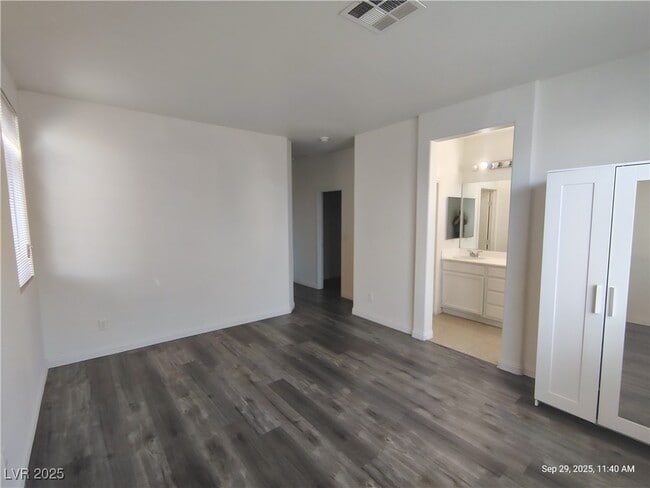 property at 5526 Cresent Valley St
