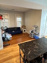 194 Marion St, Unit 2 in Boston, MA - Foto de edificio - Building Photo