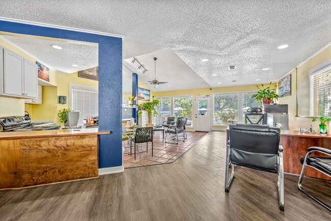 Towne Center Apartments in Dallas, TX - Building Photo - Building Photo
