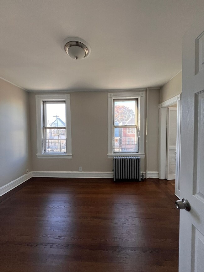 76 Pearsall Ave, Unit 2 in Jersey City, NJ - Building Photo - Building Photo