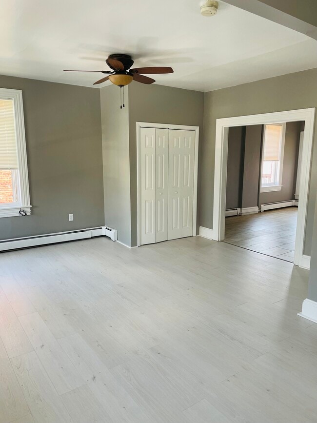 1006 E Market St, Unit 2nd fl front in York, PA - Building Photo - Building Photo