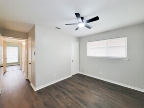 6439 Oaknut Dr in Houston, TX - Building Photo - Building Photo