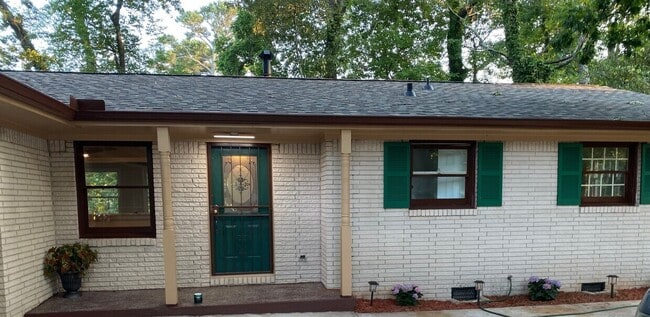 1451 Snapfinger Rd in Decatur, GA - Foto de edificio - Building Photo