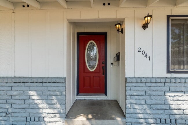 2041 Hybiscus St in Medford, OR - Building Photo - Building Photo