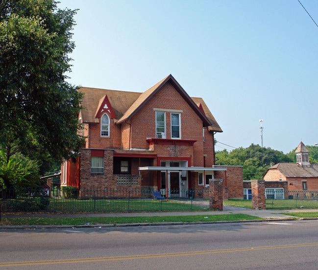 709 E High St in Springfield, OH - Foto de edificio - Building Photo