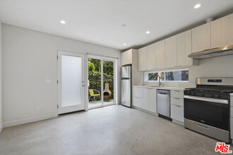 10806 Westminster Ave in Los Angeles, CA - Foto de edificio - Building Photo