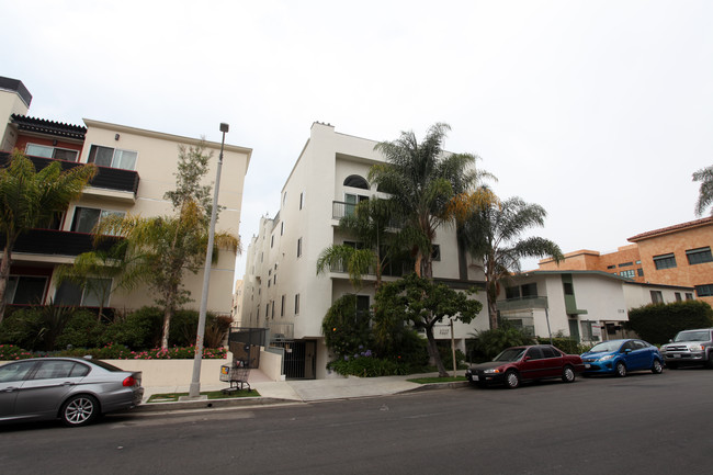 1227 Granville Ave in Los Angeles, CA - Foto de edificio - Building Photo