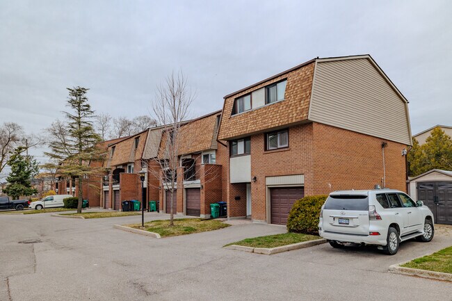 1051 Cedarglen Gate in Mississauga, ON - Building Photo - Building Photo