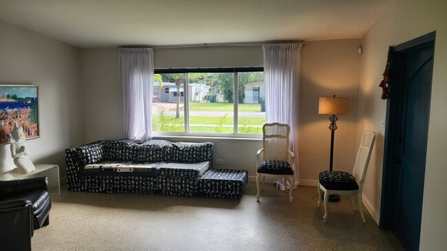 565 NW 128th St in North Miami, FL - Building Photo - Building Photo