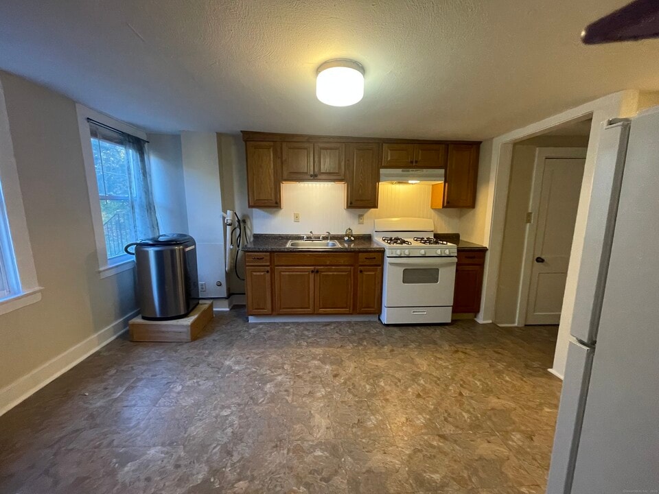 42 Fisher Hill Rd in Glastonbury, CT - Building Photo