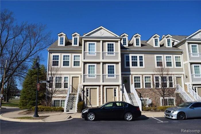 1077 Foxboro in Troy, MI - Building Photo