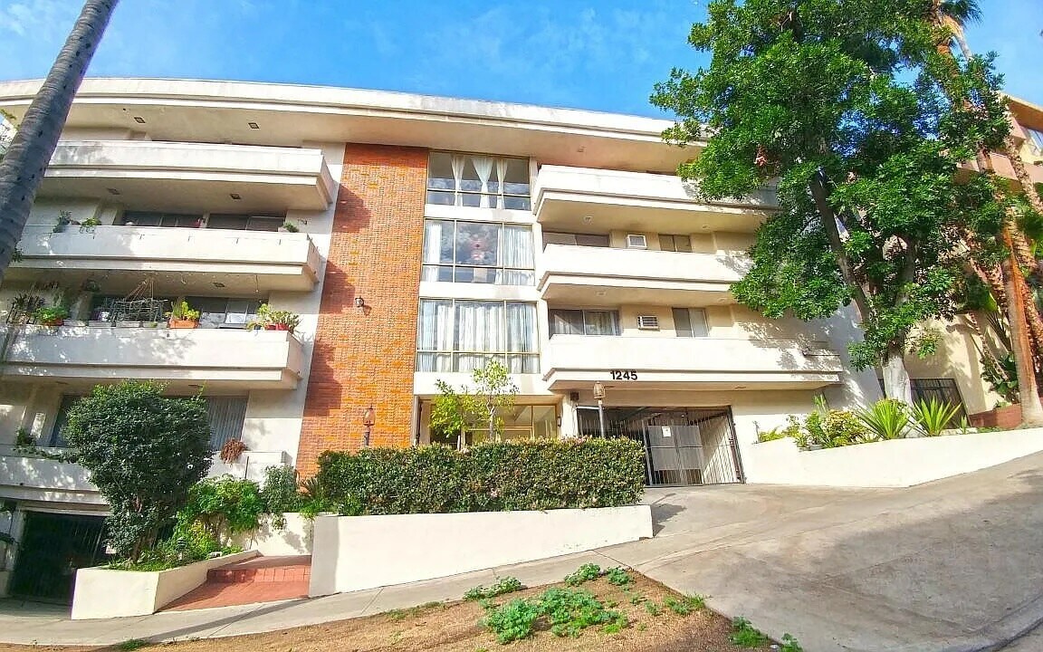 1245 N Kings Rd in West Hollywood, CA - Foto de edificio