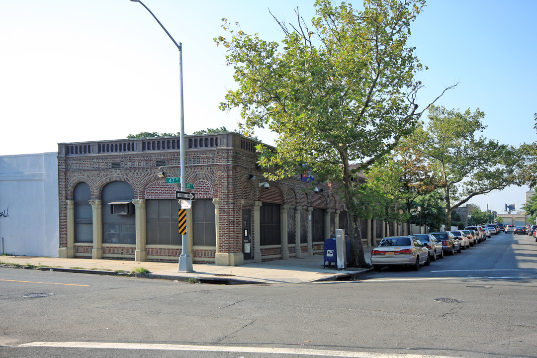 47-01 49th St in Flushing, NY - Building Photo