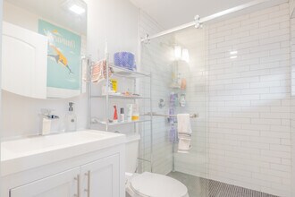 54 Brooks St, Unit 3 in Boston, MA - Foto de edificio - Building Photo