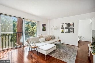 1300 Army Navy Dr in Arlington, VA - Building Photo - Building Photo