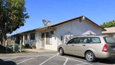 1405 Eucalyptus Ave in Newman, CA - Foto de edificio - Building Photo