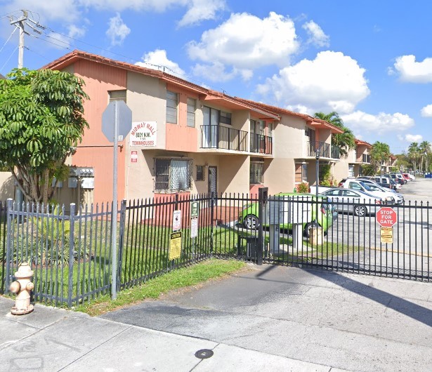 8001 NW 7th St in Miami, FL - Building Photo