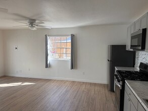 910 Deodar Rd in Escondido, CA - Building Photo - Building Photo