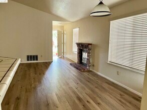 730 Forest View Common in Brentwood, CA - Building Photo - Building Photo