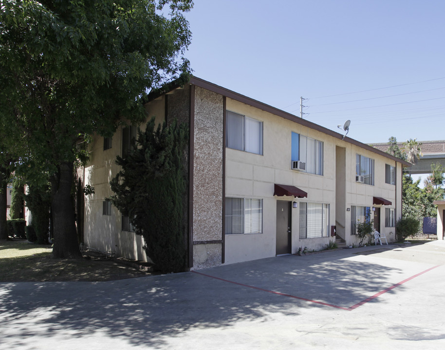 1605 Picadilly Way in Fullerton, CA - Building Photo