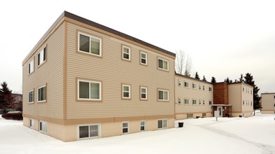 Compton Court in Edmonton, AB - Building Photo - Building Photo