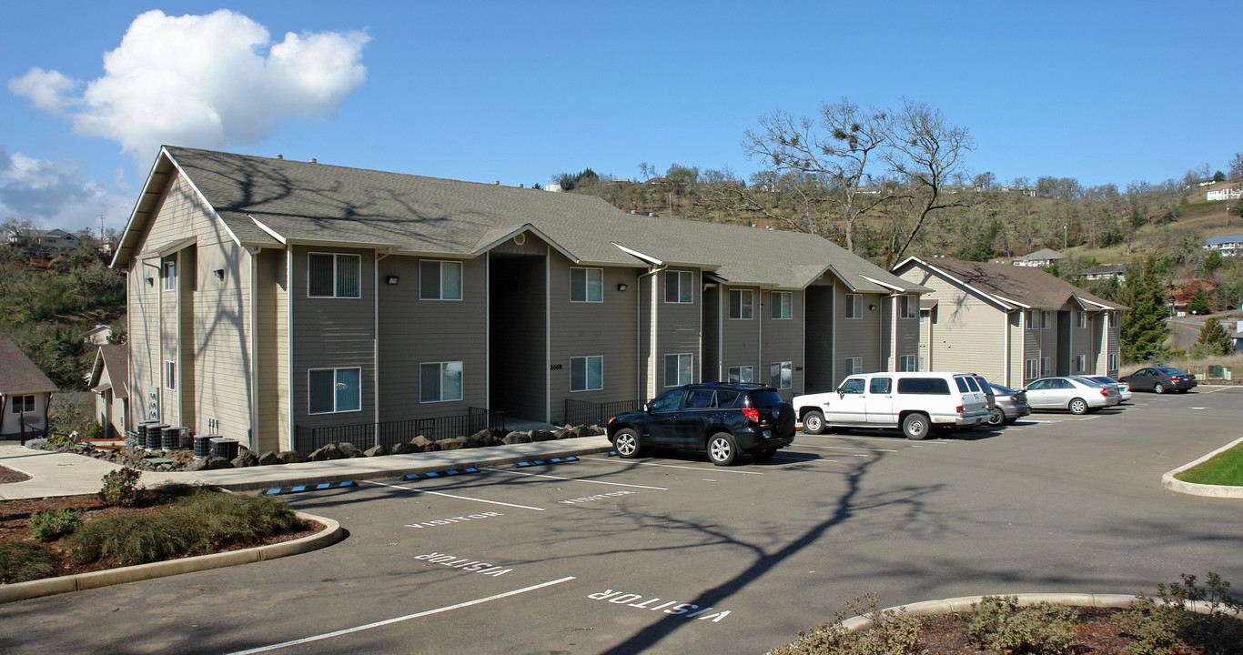 2668-2698 NW Skylee Dr in Roseburg, OR - Foto de edificio