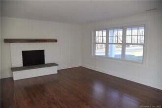 32 Deer Hill Rd in Redding, CT - Building Photo - Building Photo