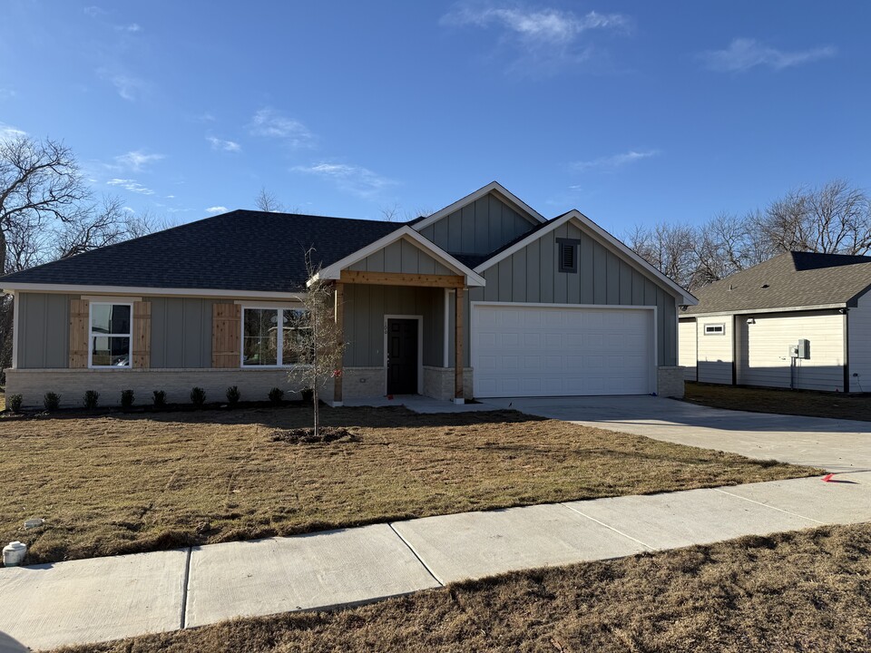 106 Kirkland St in Sanger, TX - Building Photo