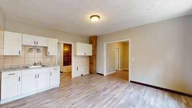 7023 Clark Ave in Cleveland, OH - Foto de edificio - Building Photo